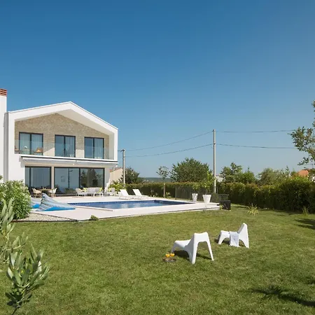 Villa Mariva For 8 Persons Near Porec With 44 M2 Heated Pool, Sea View, Fitness & Kids Playground Kaštelir