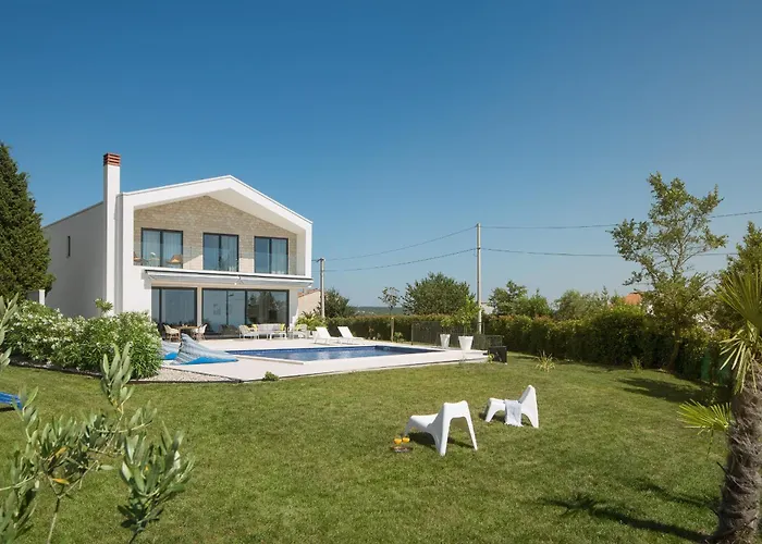 Villa Mariva For 8 Persons Near Porec With 44 M2 Heated Pool, Sea View, Fitness & Kids Playground Kaštelir